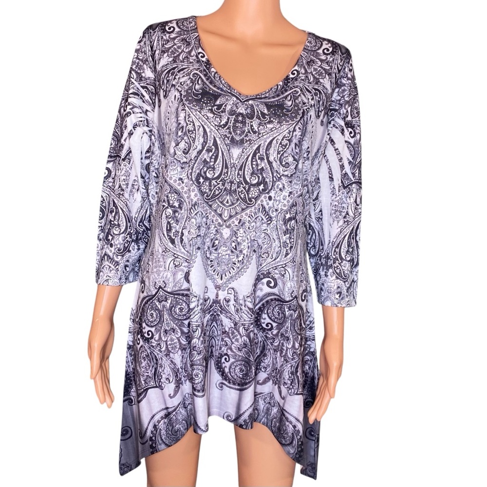 Live And Let Live Elegant Black and White Paisley Women's Tunic
